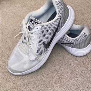 Nike revolution 3 size 9.5
